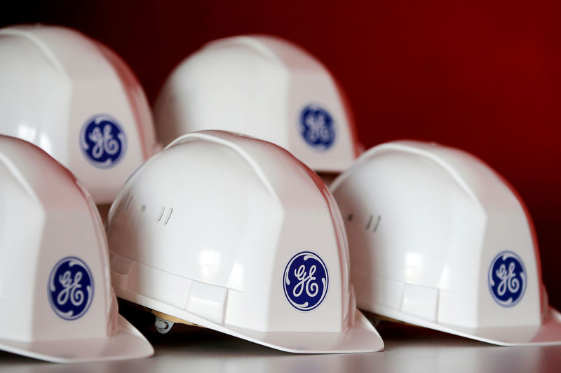 © Reuters. FILE PHOTO: The General Electric logo is pictured on working helmets in Montoir-de-Bretagne