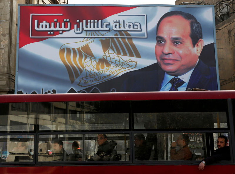 © Reuters. Cartaz de campanha do presidente do Egito, Abdel Fattah al-Sisi, é visto em Cairo