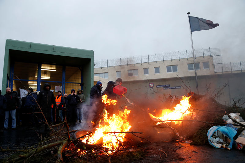 © Reuters. BELLOUBET CONTINUERA À MENER LES NÉGOCIATIONS SUR LES PRISONS