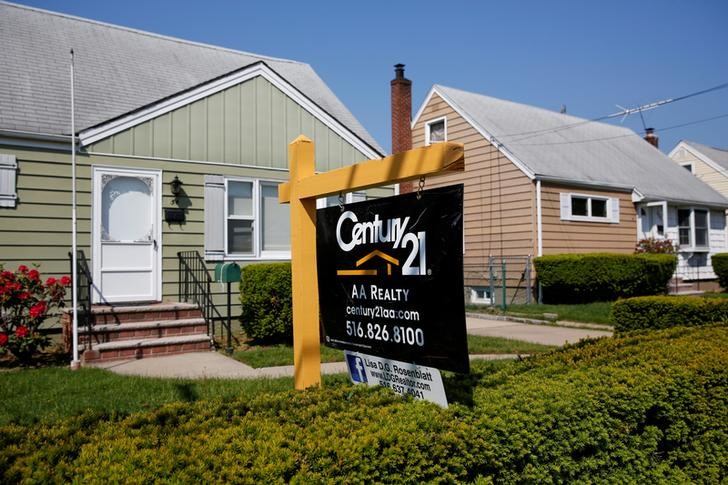 © Reuters. FILE PHOTO: A 'House For Sale' sign outside a single family house in Uniondale New York