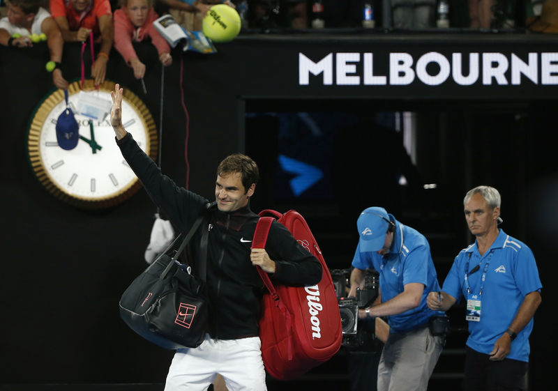 © Reuters. Federer vence a Berdych y avanza a semifinales del Abierto de Australia