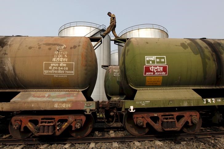 © Reuters. Цистерны на нефтяном терминале на окраине Калькутты