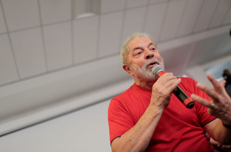 © Reuters. Ex-presidente Luiz Inácio Lula da Silva durante discurso na sede do Sindicato dos Metalúrgicos do ABC, em São Bernardo do Campo