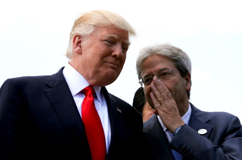 © Reuters. Il premier Paolo Gentiloni e il presidente degli Stati Uniti Donald Trump al G7 di Taormina