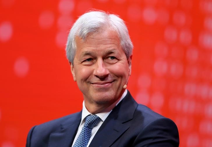 © Reuters. FILE PHOTO: Jamie Dimon speaks during the Milken Institute Global Conference in Beverly Hills California