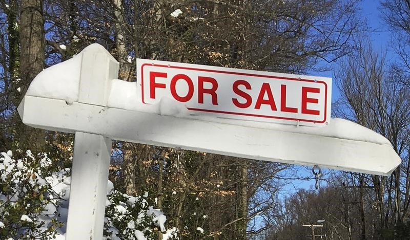 © Reuters. FILE PHOTO: A house-for-sale sign inside the Washington DC Beltway in Annandale Virginia