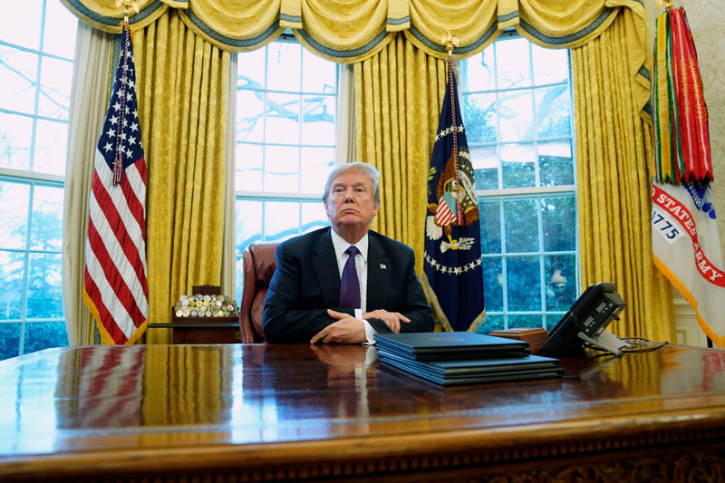 © Reuters. Trump signs directives to impose tariffs on washing machines and solar panels in the Oval Office at the White House in Washington