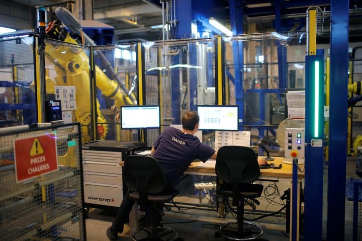 © Reuters. FILE PHOTO: An employee works in the aerospace equipment maker Daher plant in Saint-Aignan-Grandlieu near Nantes