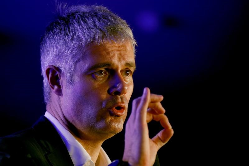 © Reuters. WAUQUIEZ RÉCLAME À MACRON UN TGV POUR L'AUVERGNE