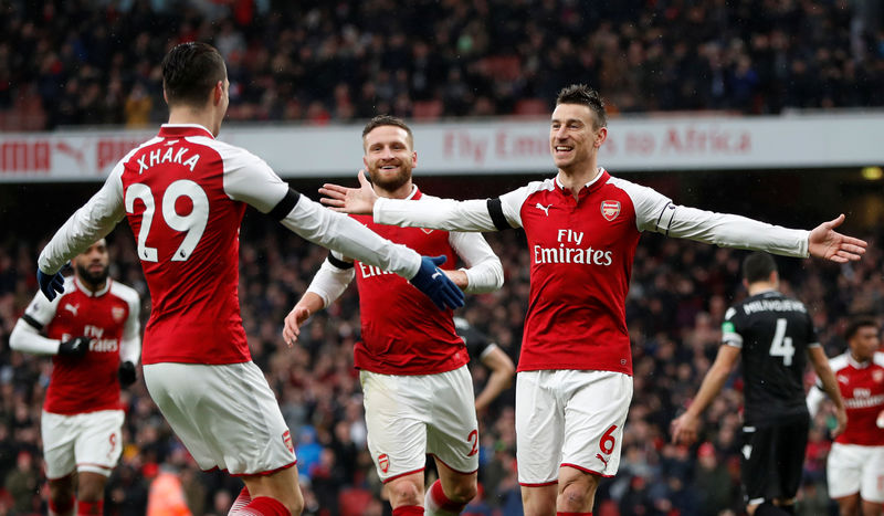 © Reuters. Jogadores do Arsenal comemoram gol contra o Crystal Palace
