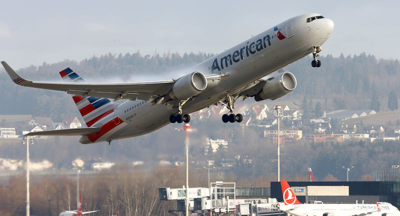 © Reuters. American Airlines Boeing 767-300 aircraft takes off from Zurich Airport