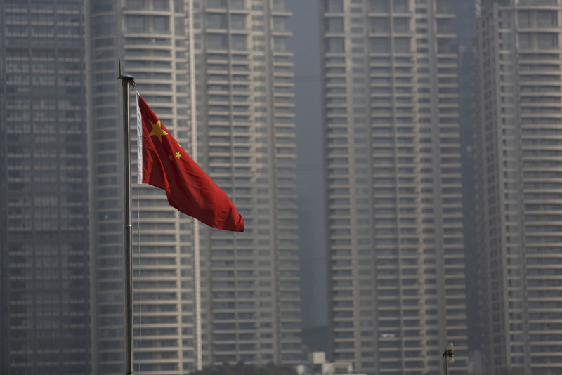 © Reuters. FILE PHOTO: A Chinese flag is seen in front of the financial district of Pudong in Shanghai