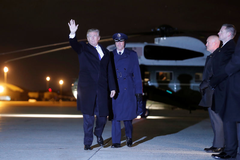 © Reuters. U.S. President Donald Trump waves as he boards Air Force One for travel to  Switzerland to attend the World Economic Forum (WEF) annual meeting in Davos from Joint Base Andrews, Maryland, U.S.