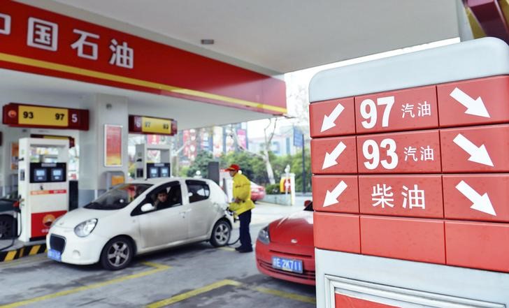 © Reuters. АЗС компании PetroChina в городе Ханчжоу в китайской провинции Чжэцзян