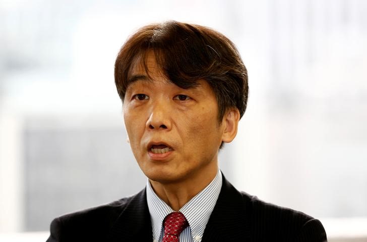 © Reuters. Hiromi Yamaoka, head of Bank of Japan's (BOJ)  payment and settlement system division, speaks at an interview with Reuters at his office in Tokyo