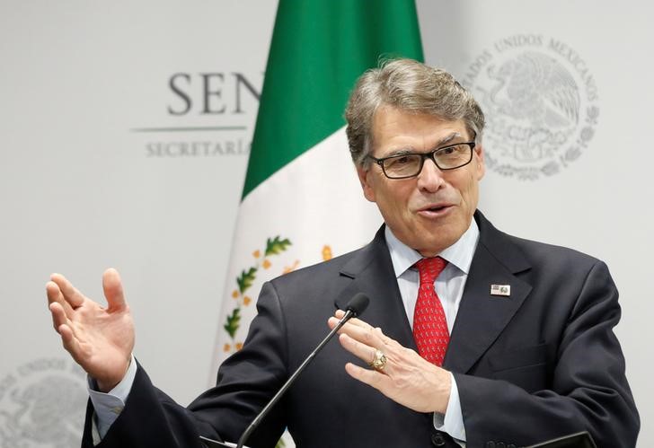 © Reuters. Министр энергетики США Рик Перри общается с журналистами в Мехико