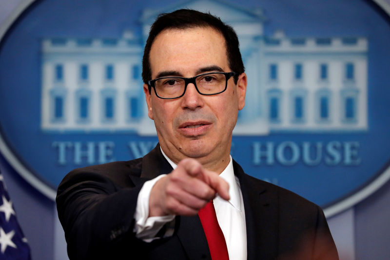 © Reuters. منوتشين: هبوط الدولار يساعد التجارة الأمريكية في المدى القصير