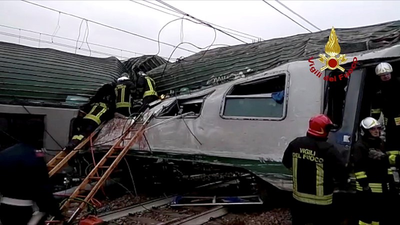 © Reuters. Un'immagine del treno deragliato a Pioltello, vicino a Milano