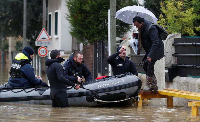 © Reuters. MÉTÉO FRANCE PLACE 14 DÉPARTEMENTS EN ALERTE ORANGE