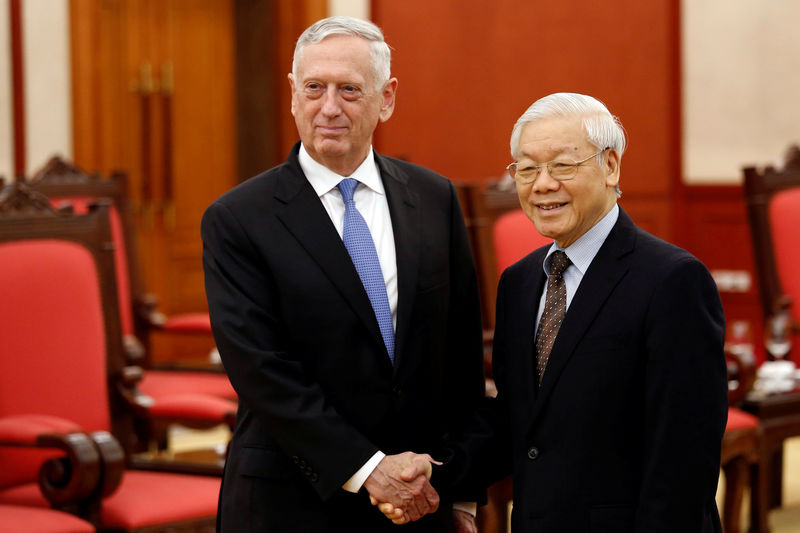 © Reuters. Secretário de Defesa dos EUA, Jim Mattis, posa para foto com secretário-geral do Partido Comunista do Vietnã, Nguyen Phu Trong, em Hanói