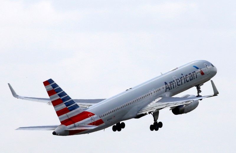 © Reuters. FILE PHOTO -  An American Airlines Boeing 757 aircraft takes off at the Charles de Gaulle airport in Roissy