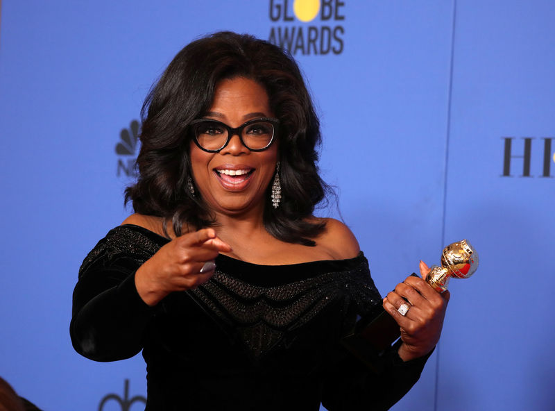 © Reuters. FILE PHOTO: Oprah Winfrey with her Cecil B. DeMille Award at the 75th Golden Globe Awards in Beverly Hills