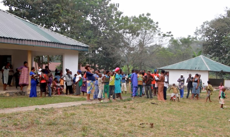 © Reuters. A still image taken from a video shows Cameroonian refugees standing outside a center in Agbokim Waterfalls village