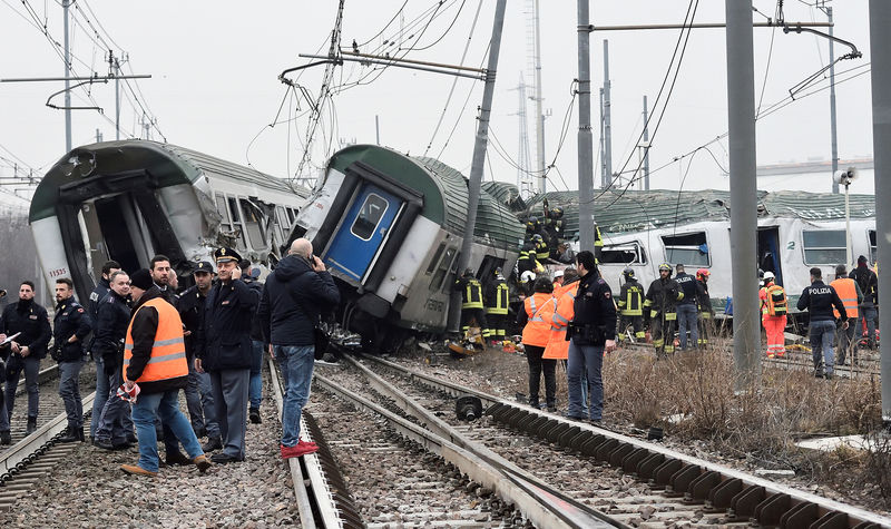 © Reuters. Funcionários de resgate e policiais trabalham em local de descarrilamento de trem em Pioltello, na Itália