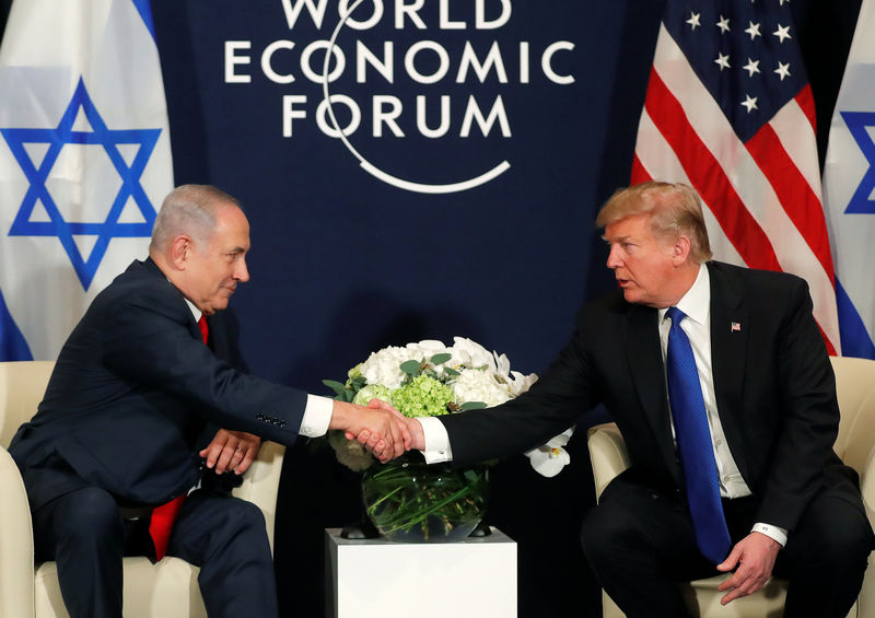 © Reuters. U.S. President Donald Trump shakes hands with Israeli Prime Minister Benjamin Netanyahu during the World Economic Forum (WEF) annual meeting in Davos