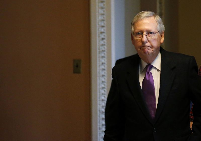 © Reuters. U.S. Senate Majority Leader McConnell walks back to his office after voting to reopen the federal government in Washington