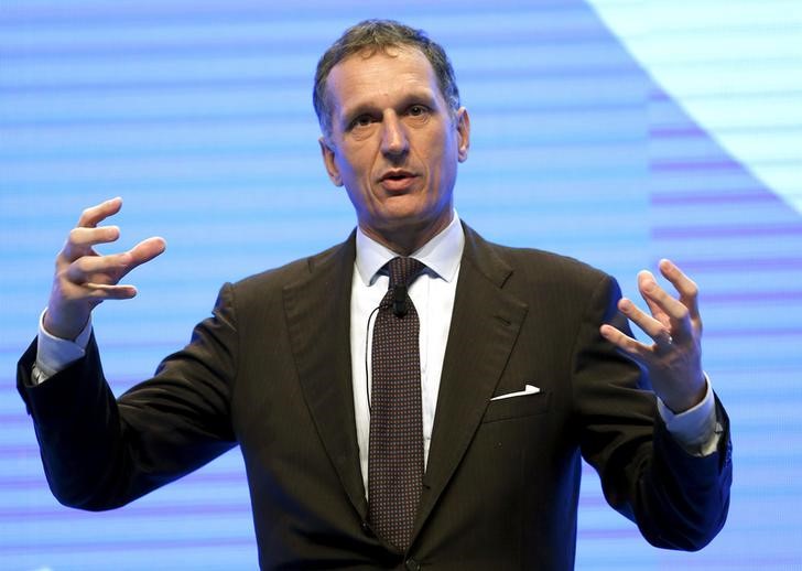 © Reuters. FILE PHOTO: Telecom Italia chairman Recchi gestures during the launches of TIM new brand logo in Rome