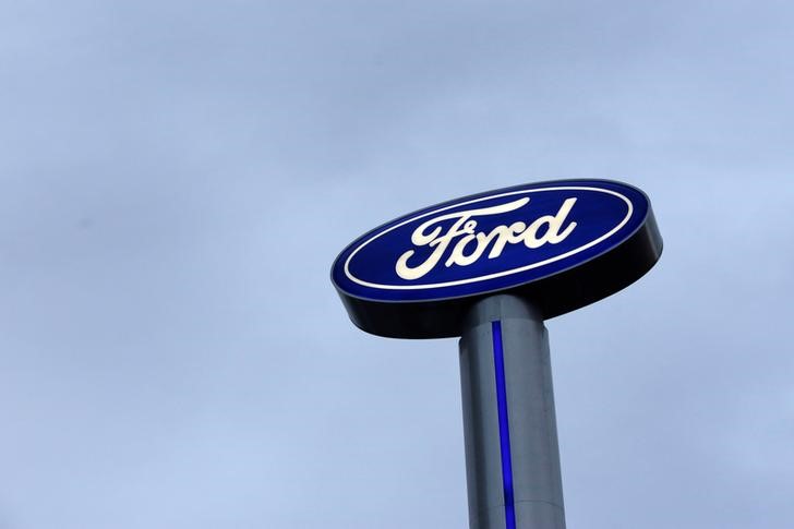 © Reuters. FORD ACQUIERT DEUX START-UPS DANS LES SERVICES DE MOBILITÉ