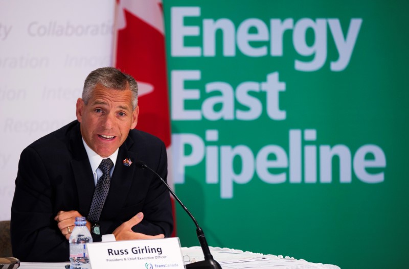 © Reuters. FILE PHOTO: TransCanada President and CEO Girling announces the new Energy East Pipeline during a news conference in Calgary