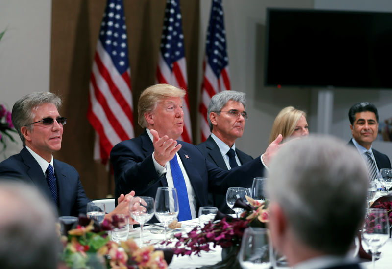 © Reuters. U.S. President Donald Trump attends a dinner with business men and CEO's during the World Economic Forum annual meeting in Davos