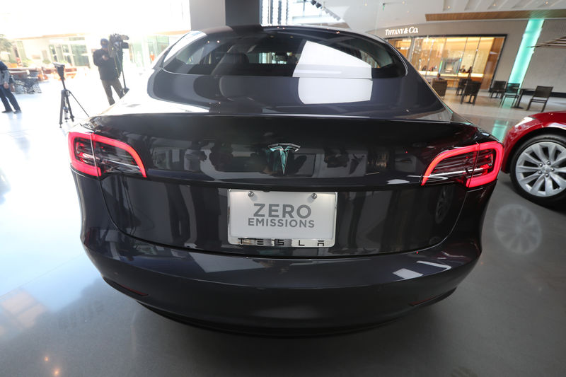 © Reuters. A Tesla Model 3 is seen in a showroom in Los Angeles