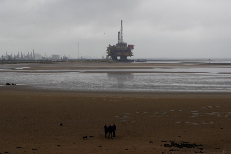 © Reuters. Shell's Brent Delta oil platform is towed into Hartlepool