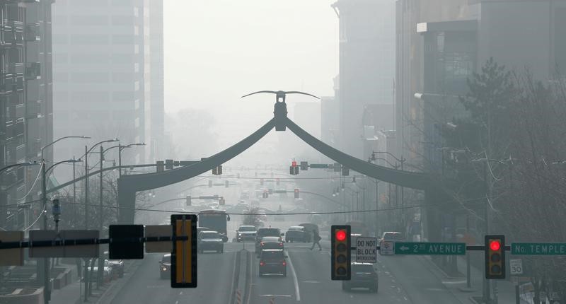 © Reuters. Cars and people move up and down State Street in smog filled downtown Salt Lake City