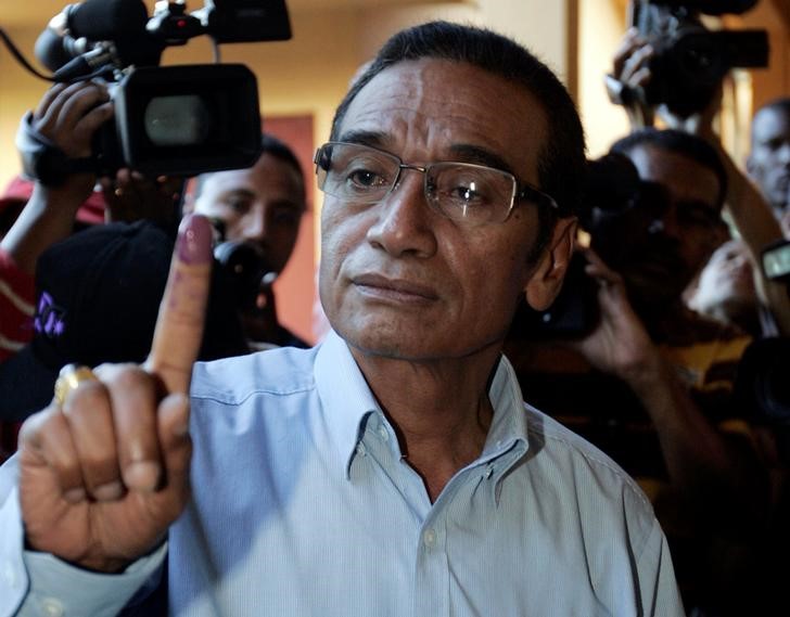 © Reuters. FILE PHOTO - Francisco "Lu Olo" Guterres shows his inked finger after casting his ballot during the 2012 presidential election, in Dili, East Timor