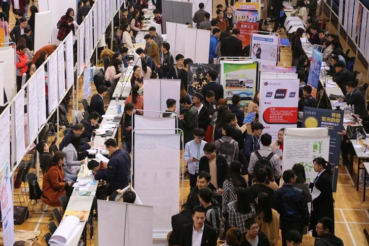 © Reuters. University students apply for jobs at a career fair in Zhengzhou University in Zhengzhou