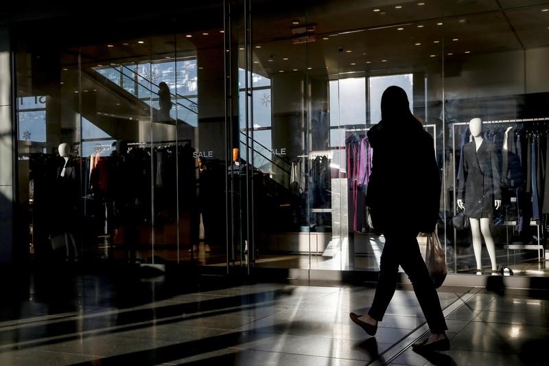 © Reuters. A woman shops at Brookfield Place in Lower Manhattan in New York