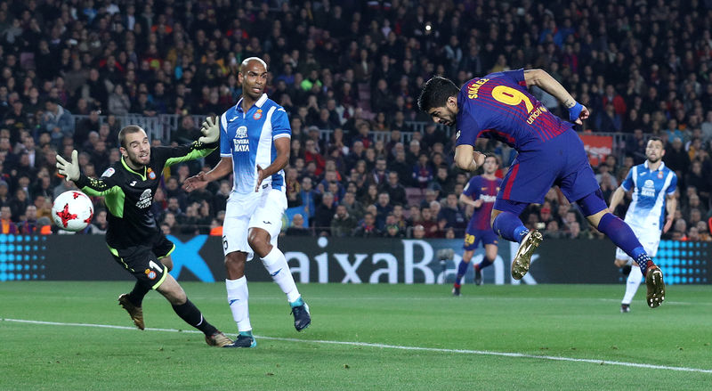 © Reuters. El Barcelona avanza a las semifinales de la Copa del Rey con goles de Suárez y Messi