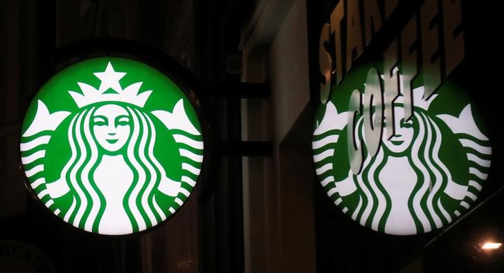 © Reuters. Логотип Starbucks в кофейне в Вене