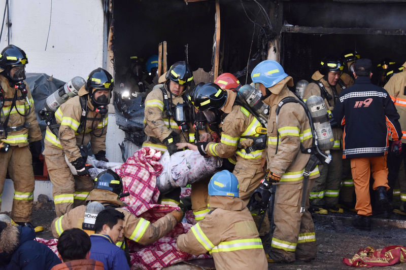 © Reuters. Bombeiros resgatam paciente de hospital em chamas na Coreia do Sul