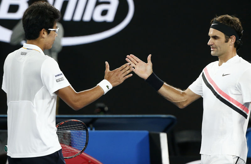 © Reuters. Federer avanza a la final del Abierto de Australia tras la retirada de Chung