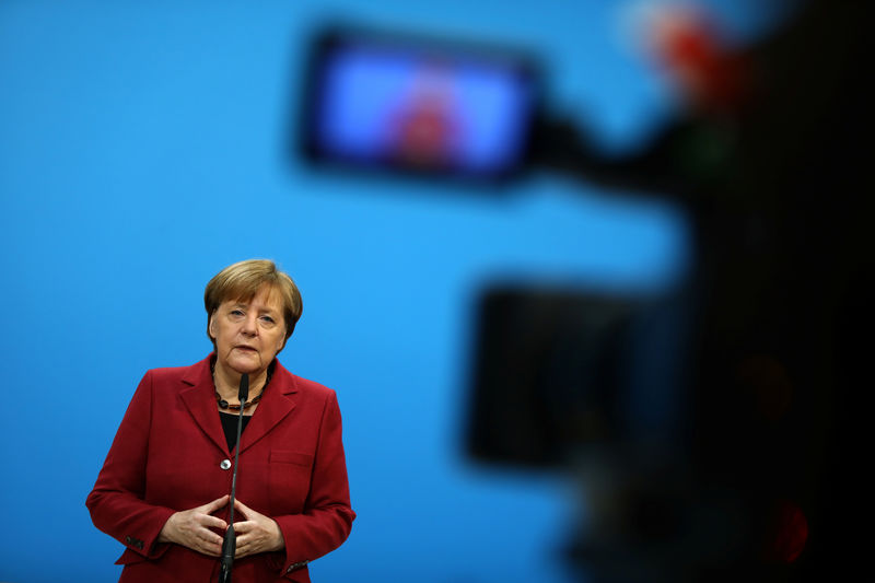 © Reuters. Chanceler alemã, Angela Merkel, dá declaração antes de início de conversas de coalizão em Berlim