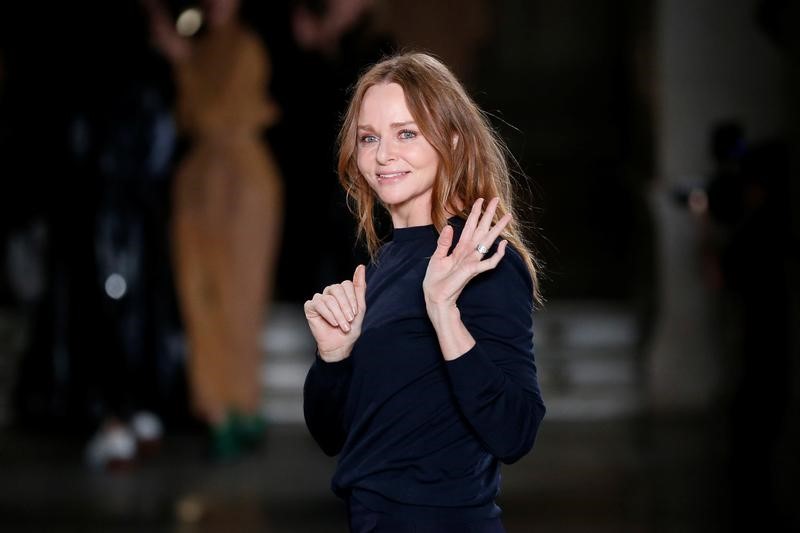 © Reuters. British designer Stella McCartney appears at the end of her Fall/Winter 2017-2018 women's ready-to-wear collection show during the Paris Fashion Week, in Paris
