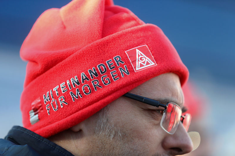 © Reuters. Members of German Metal Workers' Union IG Metall protest in front of a Siemens factory in Karlsruhe