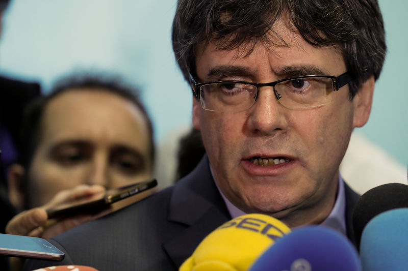 © Reuters. Ex-líder da Catalunha Carles Puigdemont fala com repórteres em Bruxelas, na Bélgica