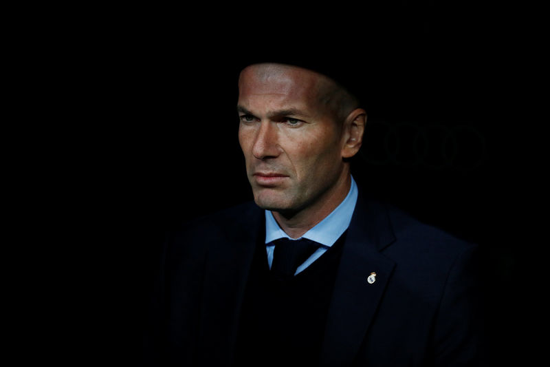 © Reuters. Zidane todavía está motivado para dirigir al Madrid pese a la crisis