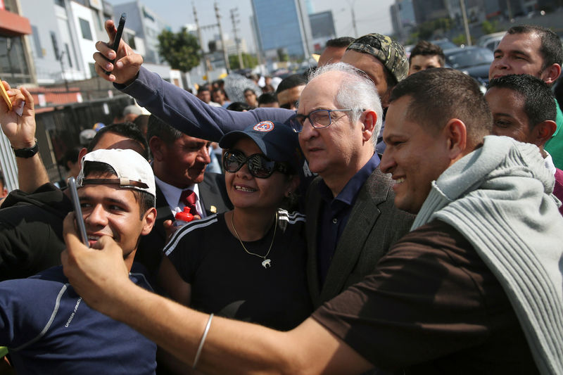 © Reuters. Antonio Ledezma, líder opositor venezolano, posa para fotos com apoiadores em Lima